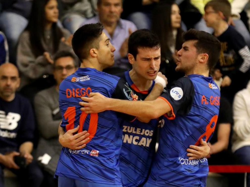 Los jugadores se abrazan tras uno de los goles de esta tarde