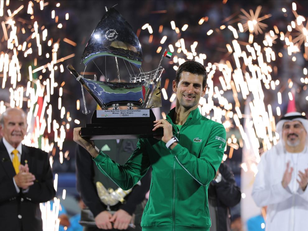 El tenista serbio con la copa que le acredita como campeón