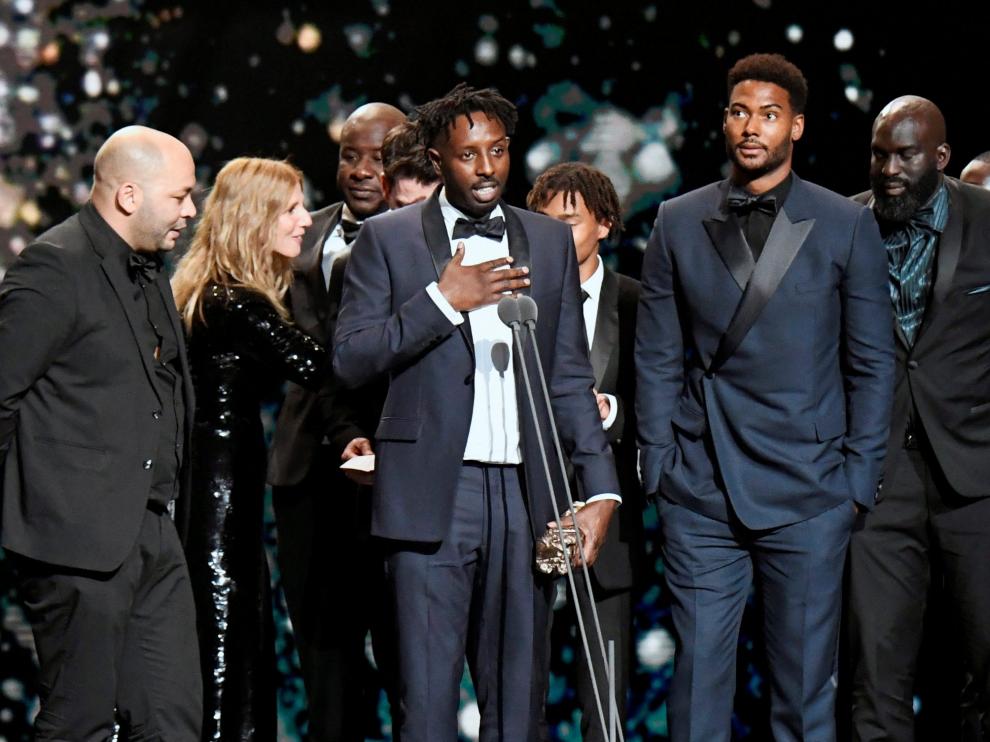 El director Ladj Ly recibe el Cesar a la mejor película por 'Les Miserables'.