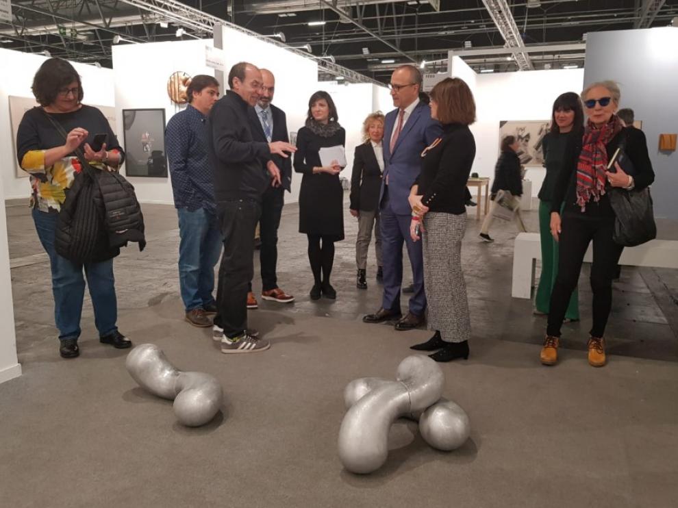 La delegación aragonesa, durante su visita a la feria de arte contemporáneo.