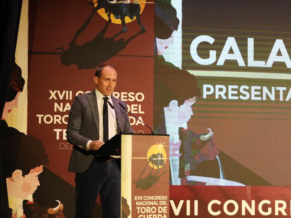 El presidente de la Federación del Toro de Cuerda, Javier Tarín, durante la celebración de la gala en Teruel.