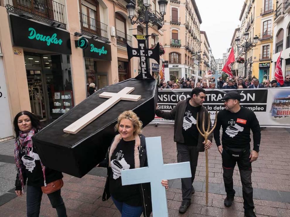 La manifestación por una transición justa, a su paso por la calle de Alfonso I, este sábado por la mañana.