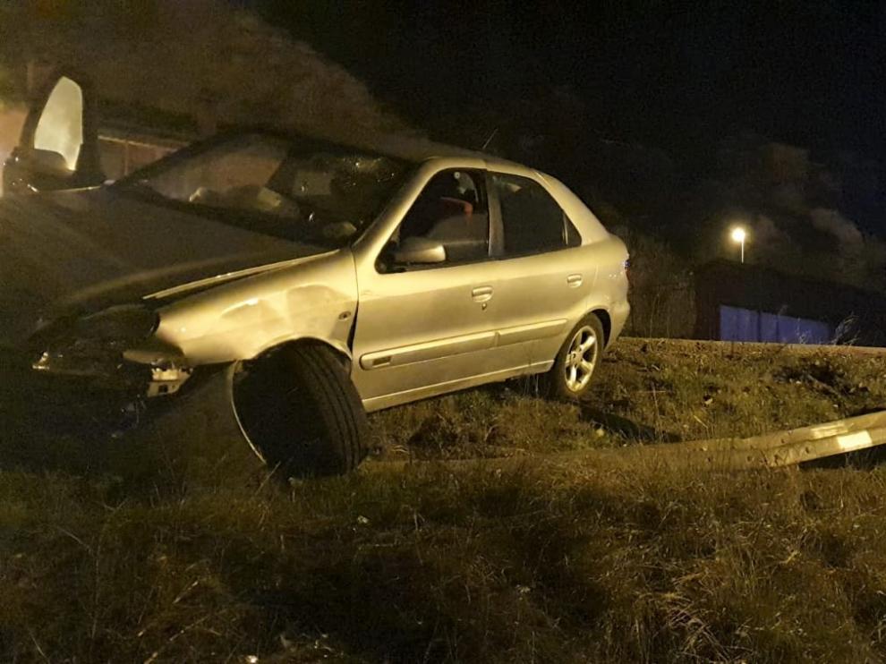 El vehículo que embistió al coche de la Guardia Civil -arriba, a la derecha- se salió de la carretera.