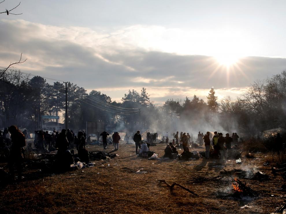 Migrants camp as they await to cross the border at Turkey's Pazarkule with Greece's Kastanies, in Edirne