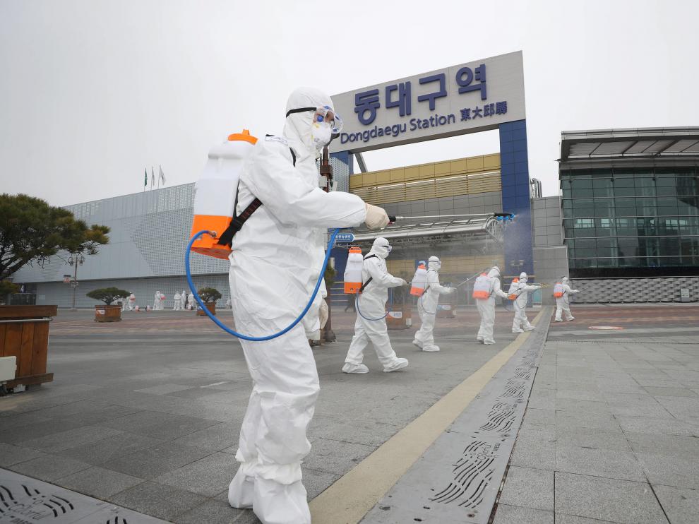Operarios desinfectan una calle de un ciudad de Corea del Sur por el coronavirus.