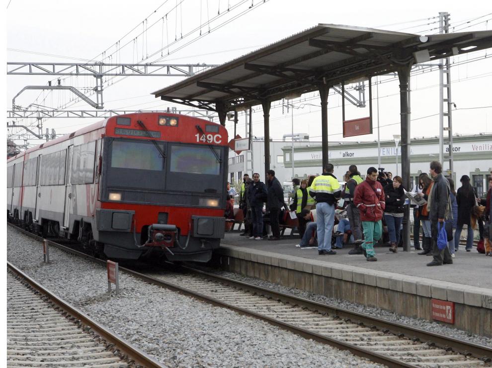 Uno de los trenes de Cercanías que cubren el recorrido.