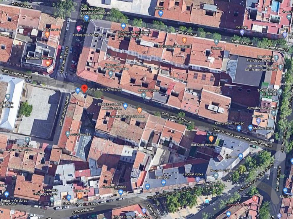 El incendio se ha producido en un bloque de viviendas de la calle Jenaro Checa.