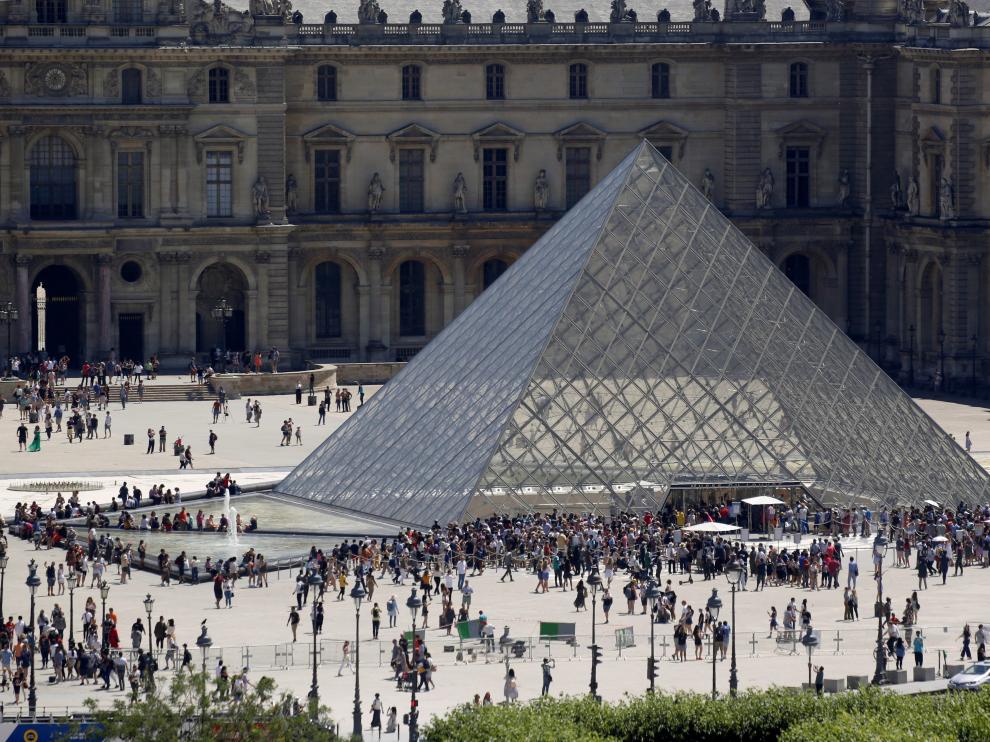 El Museo parisino del Louvre no abrió este domingo sus puertas como medida de precaución ante el coronavirus,