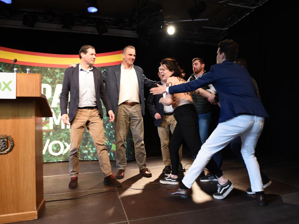 Una activista de Femen irrumpe con el pecho descubierto en el acto de Vox en Zaragoza