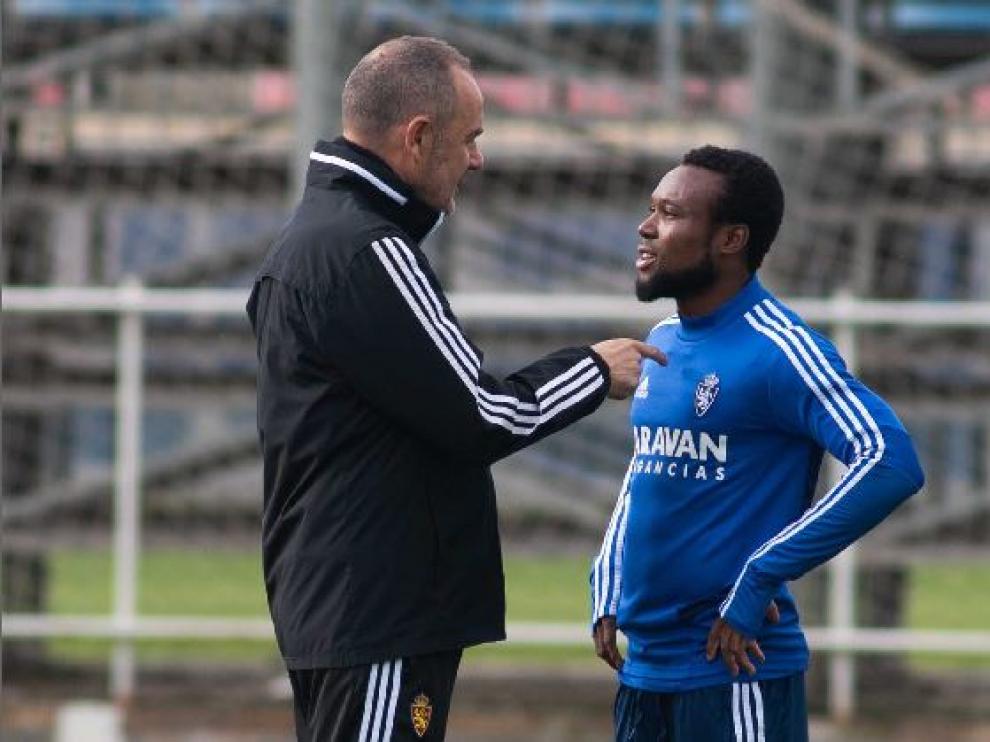 Víctor Fernández charla con James Igbekeme durante un entrenamiento reciente.