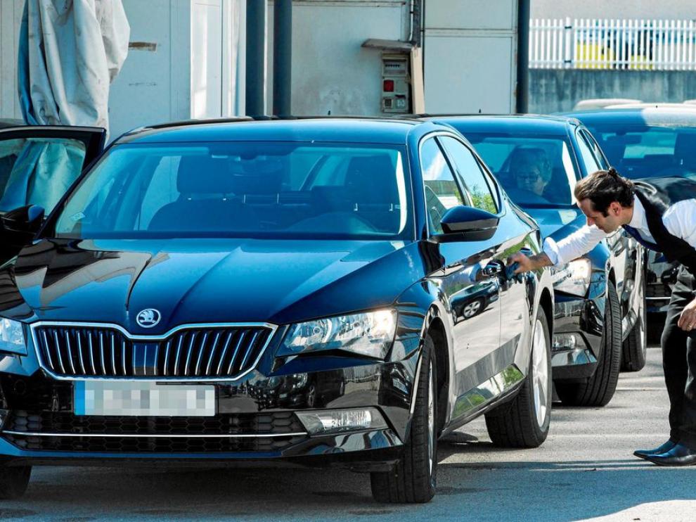 Imagen de archivo de un conductor de Cabify en Barcelona comprobando el estado de su coche