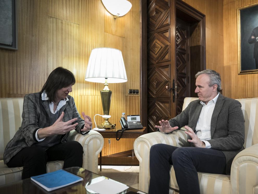La portavoz del PSOE, Lola Ranera, ayer con el alcalde de Zaragoza, Jorge Azcón.