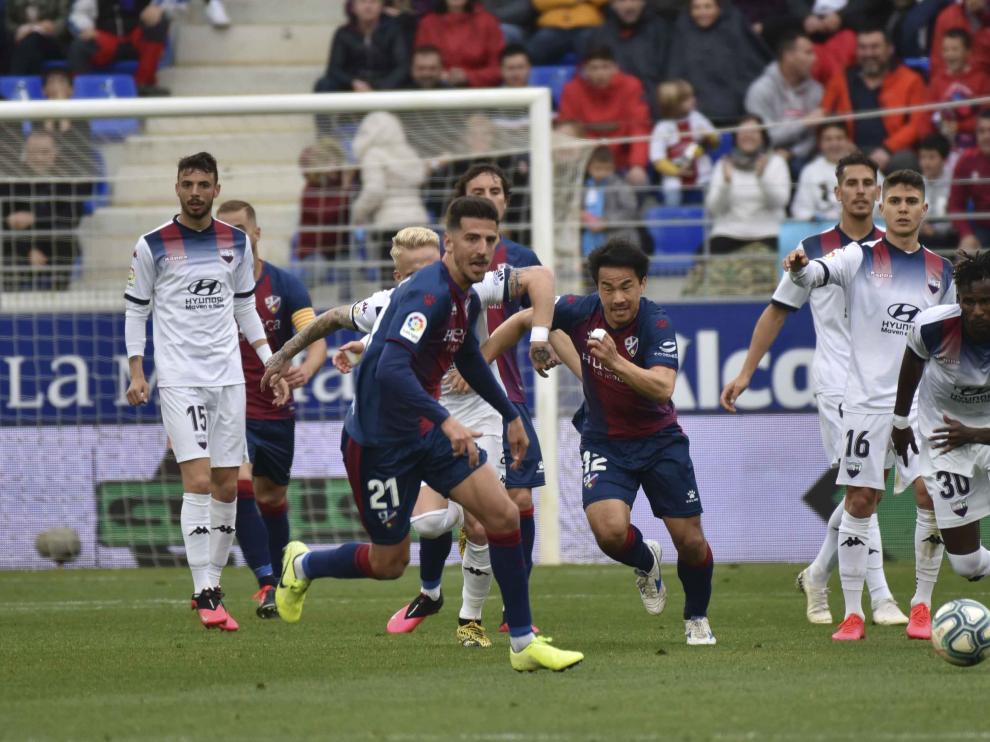 Juan Carlos y Okazaki esprintan tras el balón en el partido del sábado contra el Extremadura