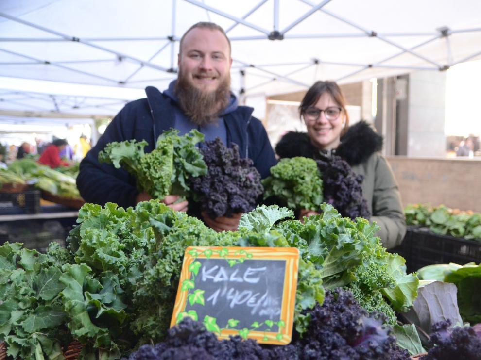 Javier y Marina Sopeséns, en su puesto del Mercado Agroecológico de Zaragoza, bien surtido de kale.