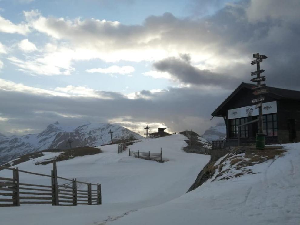 La nieve ha vuelto al Pirineo después de un mes de sequía.