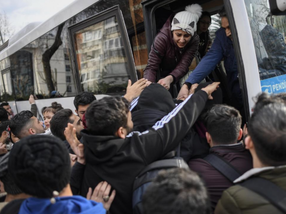 Refugiados sitios tratan de salir este viernes de Estambul.