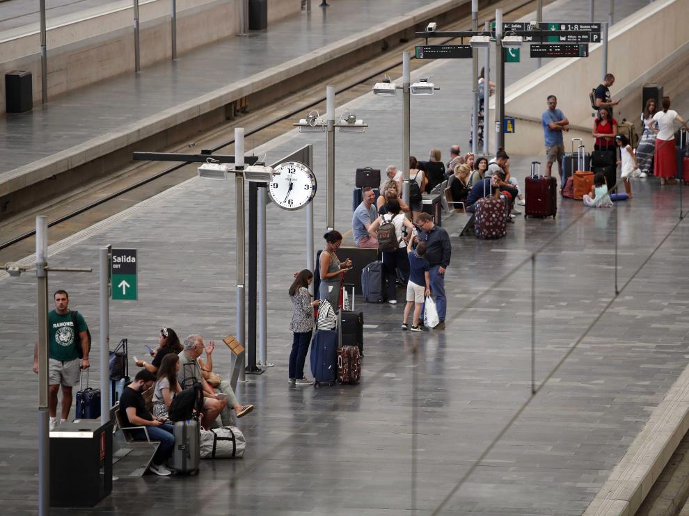 Viajeros en los andenes de la estación de tren de Delicias, en Zaragoza.
