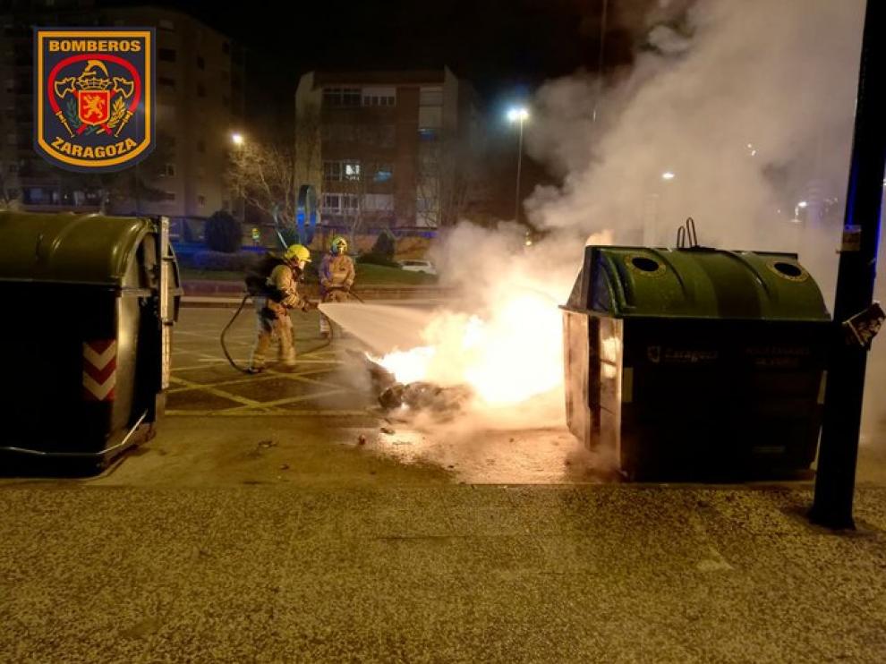 Labores de extinción de los bomberos