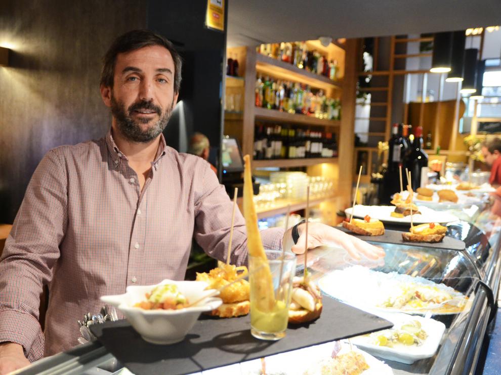 Óscar Gargallo, propietario de Lekune Pinchos, en la barra del establecimiento.