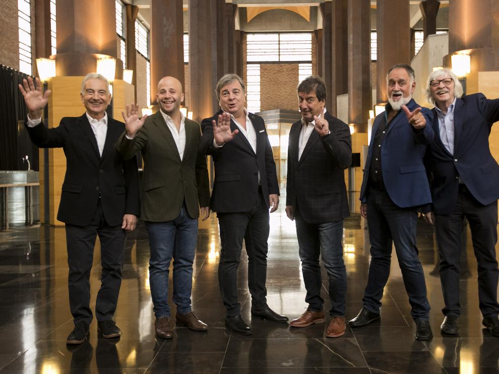 La formación actual de Les Luthiers posa en el Auditorio de Zaragoza.
