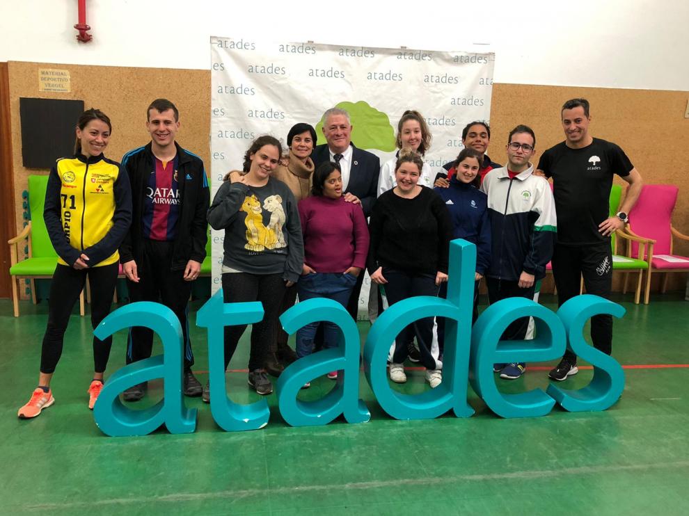 Los atletas Isabel Macías y Carlos Berlanga, junto con Jesús Soto (presidente de Atades), Beatriz Giménez (Fundraising Atades) y alumnos