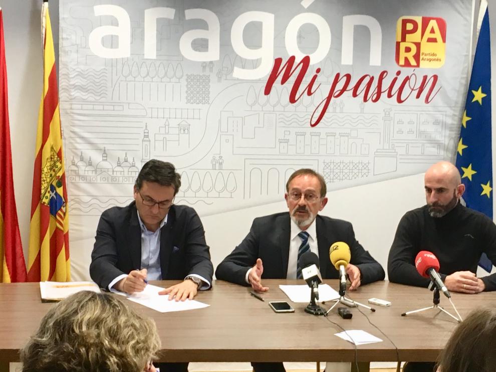 Roque Vicente, Joaquín Serrano y Fran Aísa durante la rueda de prensa de este martes.