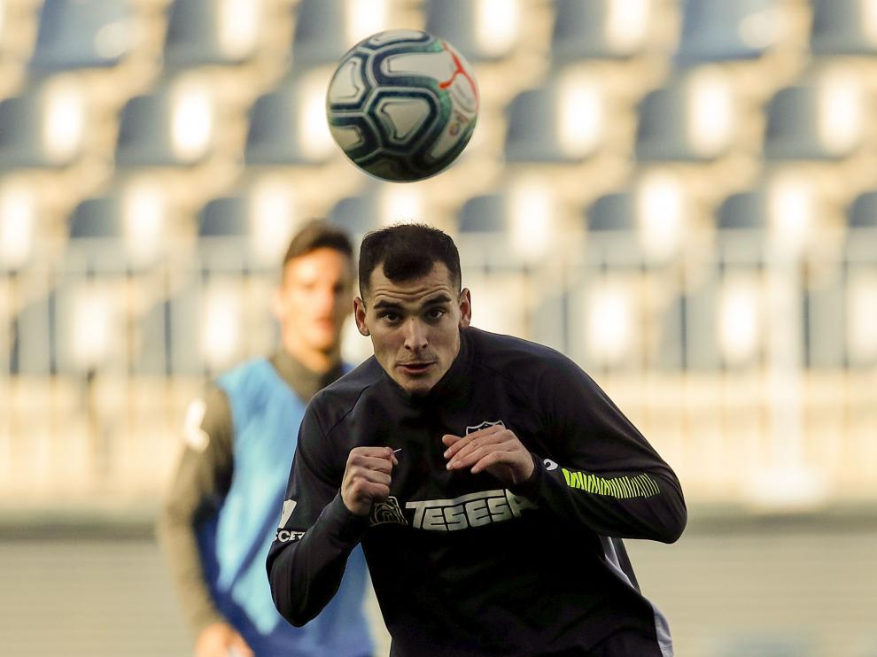 Sergio Buenacasa remata de cabeza durante un entrenamiento con el Málaga.