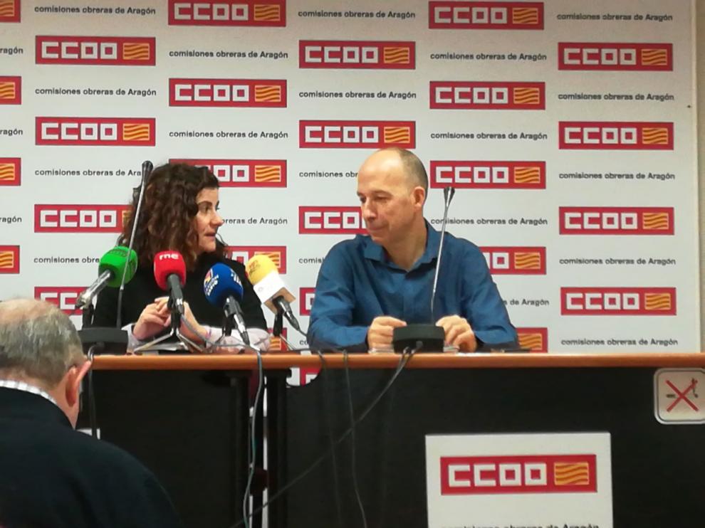 Elena Pérez, responsable de Igualdad en CC. OO. Aragón, junto a Carmelo Asensio en la presentación hoy del informe 'La mujer en Aragón 2019'