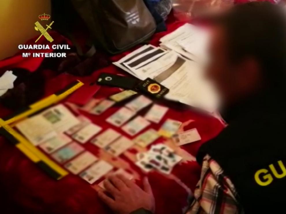 Imagen de los carnés falsificados recuperados por el GIAT de la Guardia Civil de Huesca.