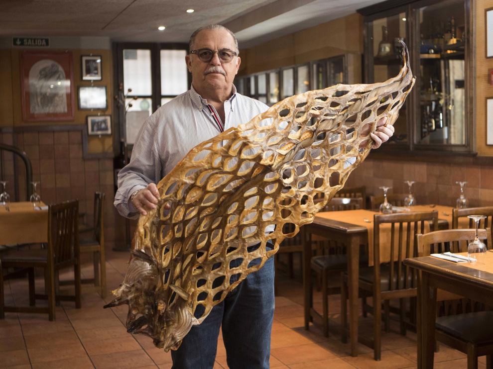 Guillermo Vela, con un congrio seco en Casa Pascualillo.