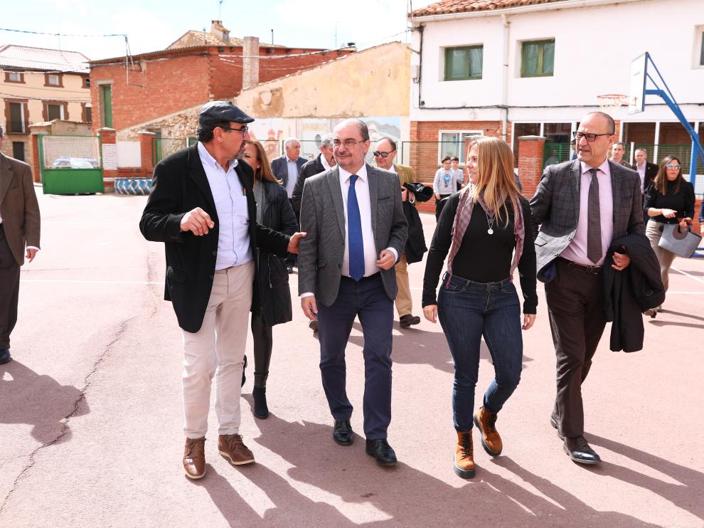 El presidente del Gobierno de Aragón, Javier Lambán, acompañado por los consejeros de Presidencia y de Educación, Cultura y Deporte, Mayte Pérez y Felipe Faci, respectivamente, inaugura la escuela infantil de Villarquemado