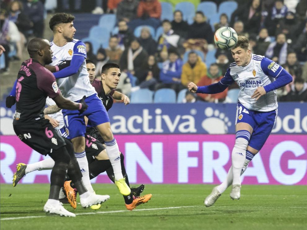 Guti marca de cabeza, tras una falta sacada por Soro, el 1-0 ante el Sporting de Gijón.