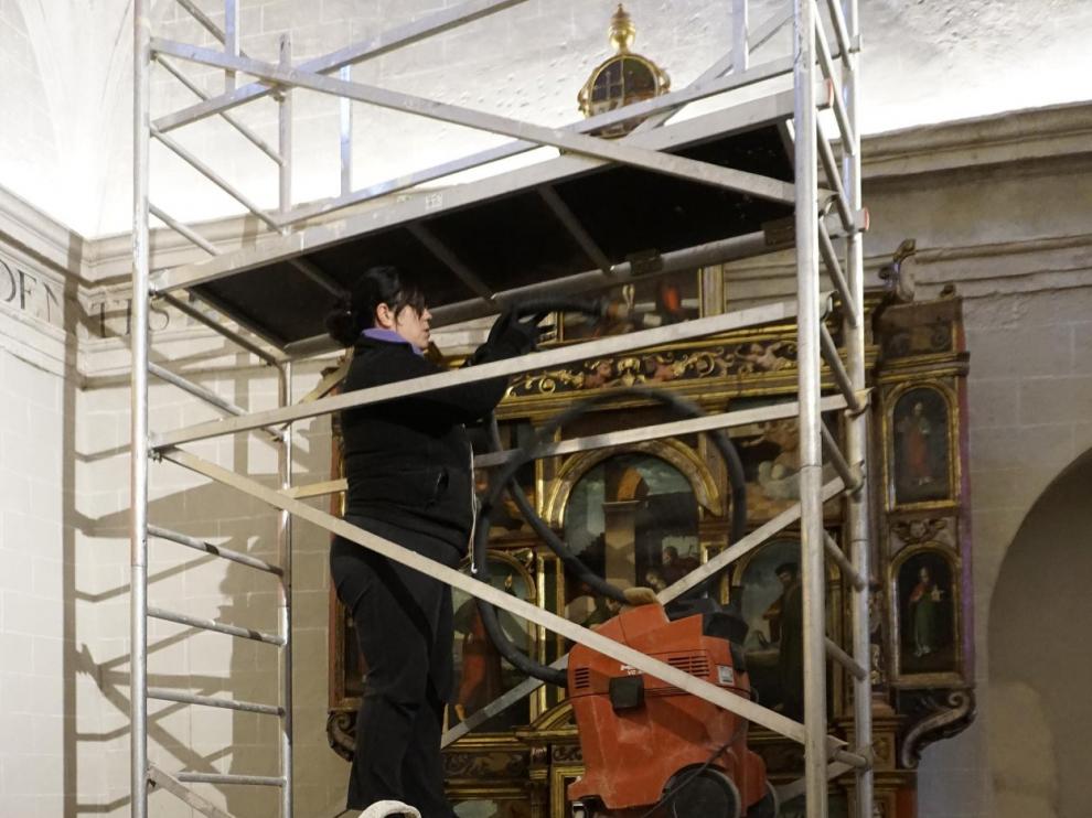 Técnicos trabajan en la limpieza en profundidad de algunos edificios tutelados por la Fundación. Sta. María de Albarracín