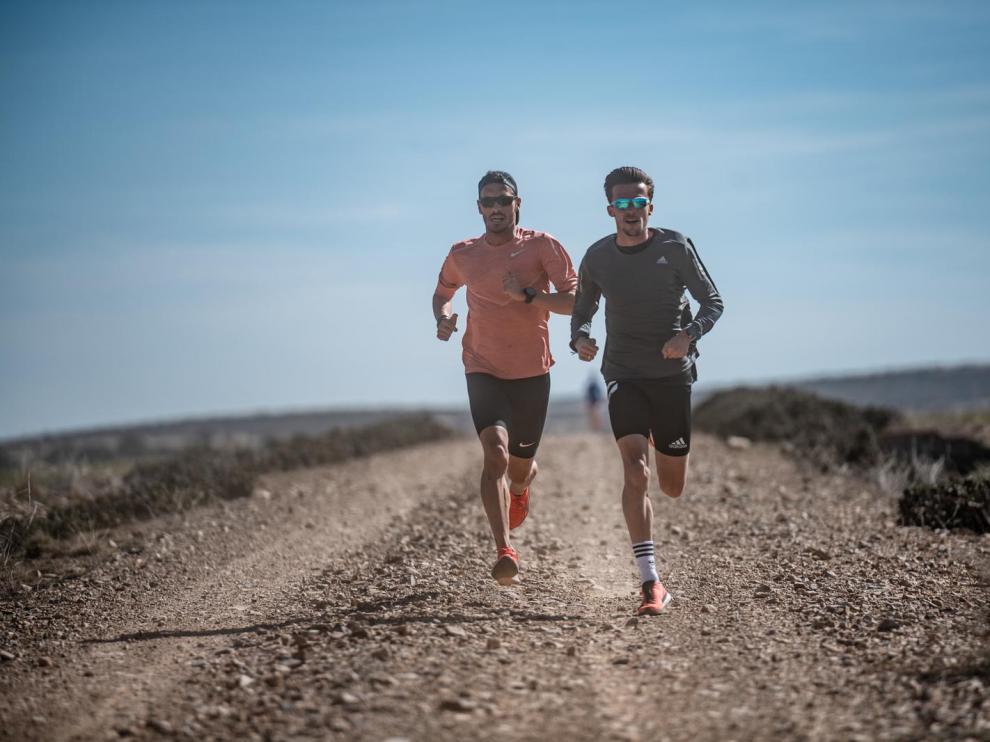 Toni Abadía y Carlos Mayo corriendo durante su preparación en Bronchales, Teruel.