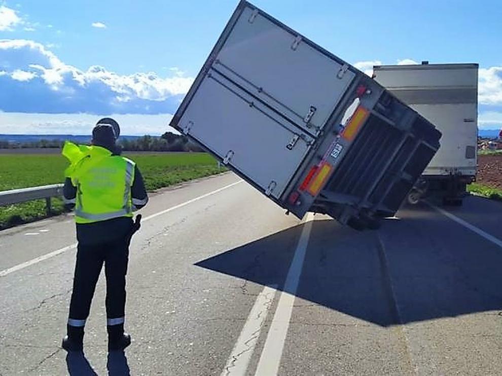 El camión accidentado ha ocupado los dos carriles de la calzada.