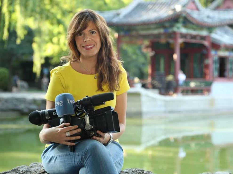 Mavi Doñate sujeta una cámara y un micro de RTVE.