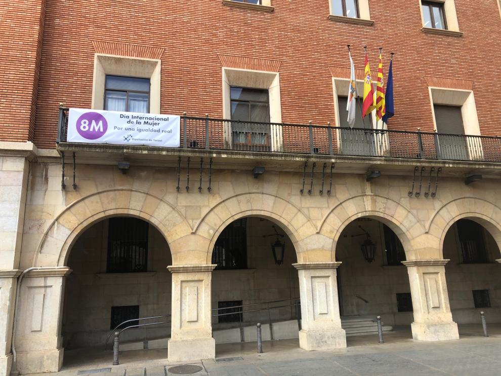 Pancarta instalada en la fachada de la Diputación de Teruel.