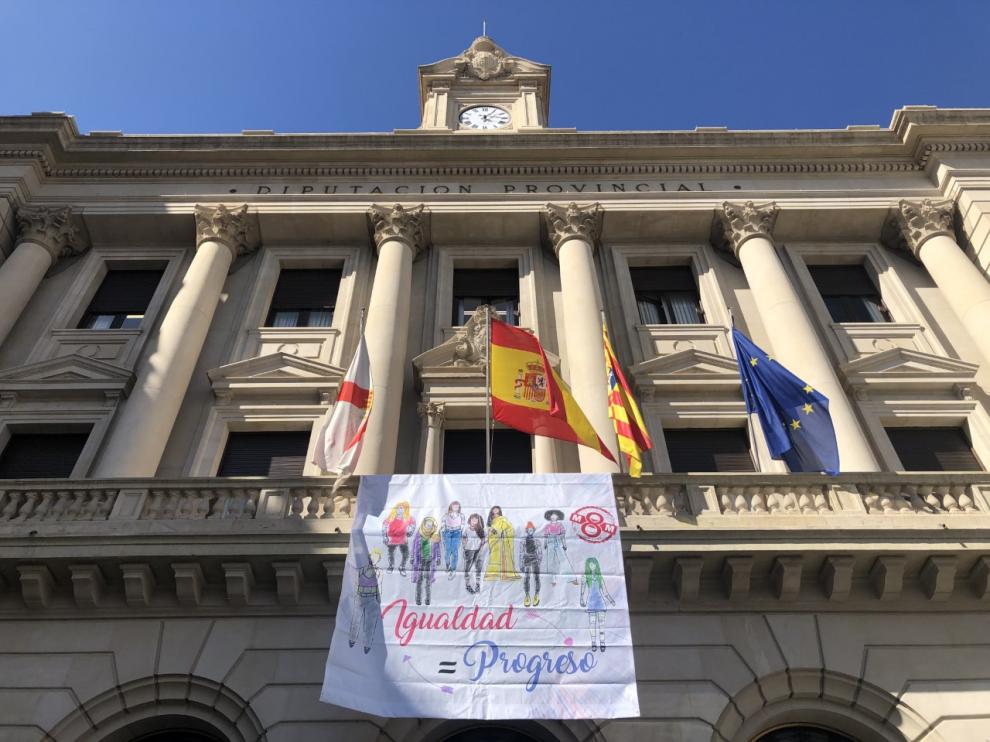 Pancarta que luce la fachada de la sede de la DPZ con motivo del Día de la Mujer