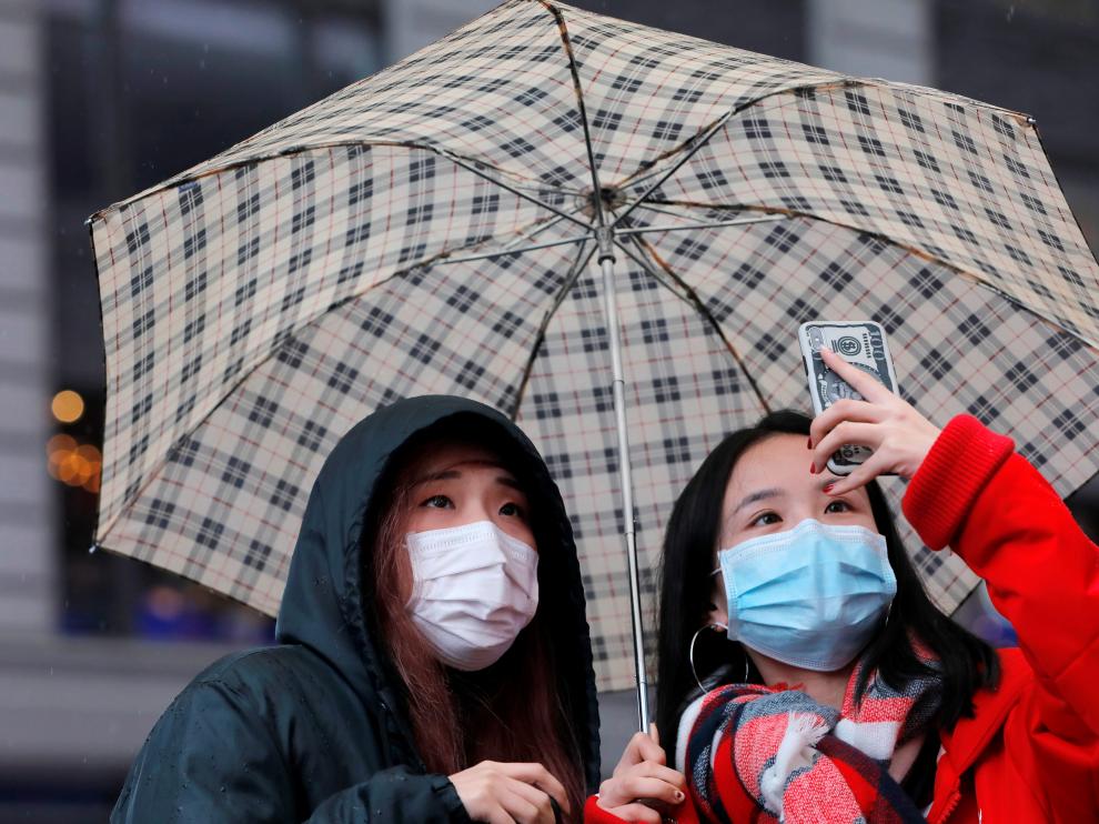Dos personas con mascarilla en Times Square, en Nueva York.