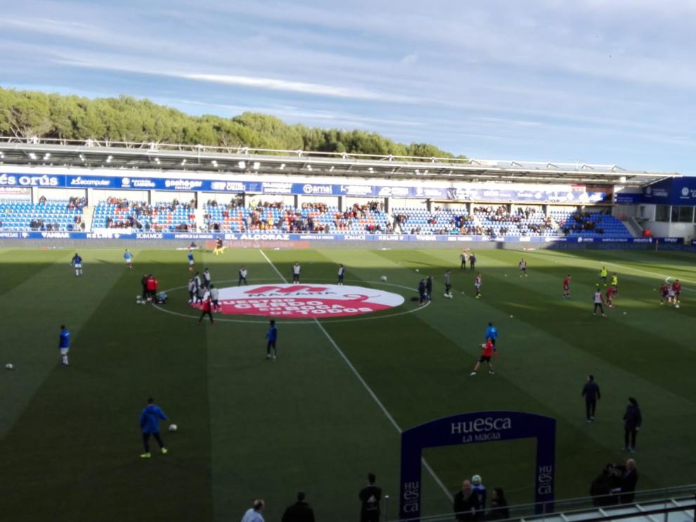 Los jugadores calientan sobre el césped de El Alcoraz.