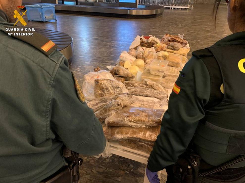 Parte de los alimentos incautados en el aeropuerto.