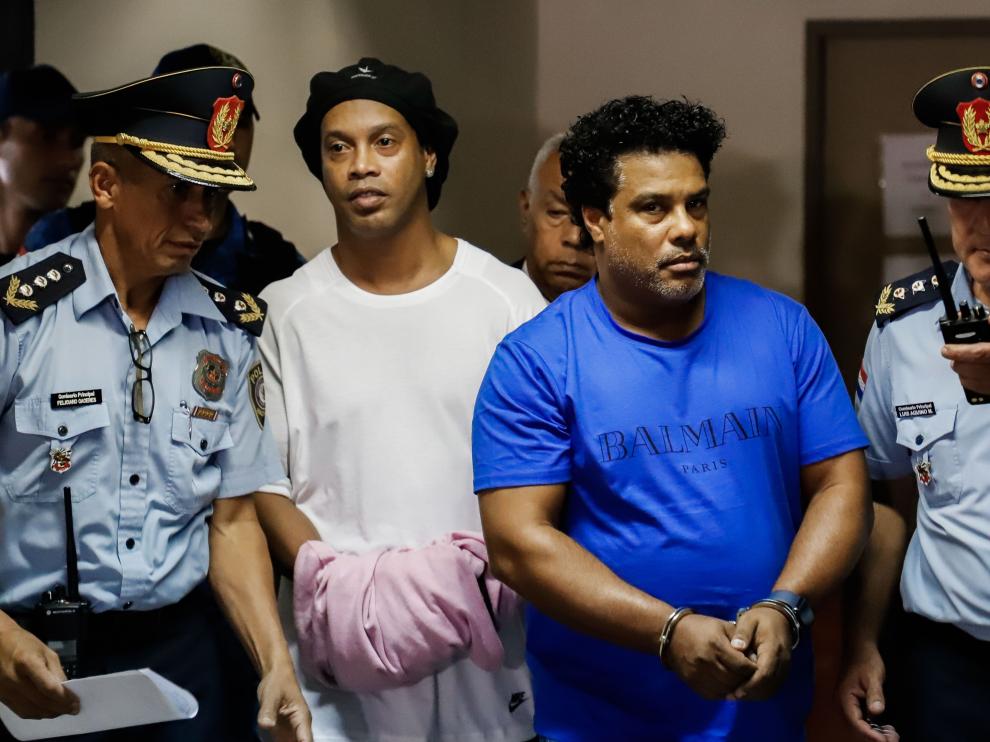 Ronaldinho comparece ante juzgado de Asunción tras su primera noche de cárcel