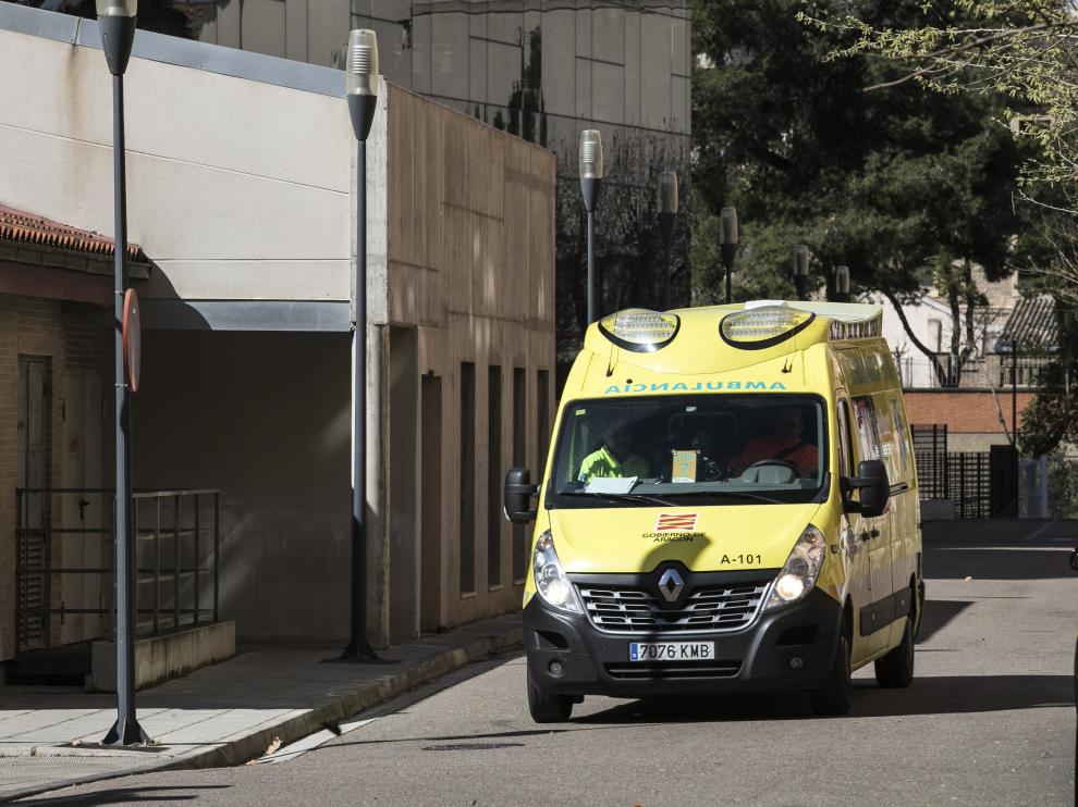 Una ambulancia saliendo del hospital Provincial, donde murió un paciente con coronavirus este viernes
