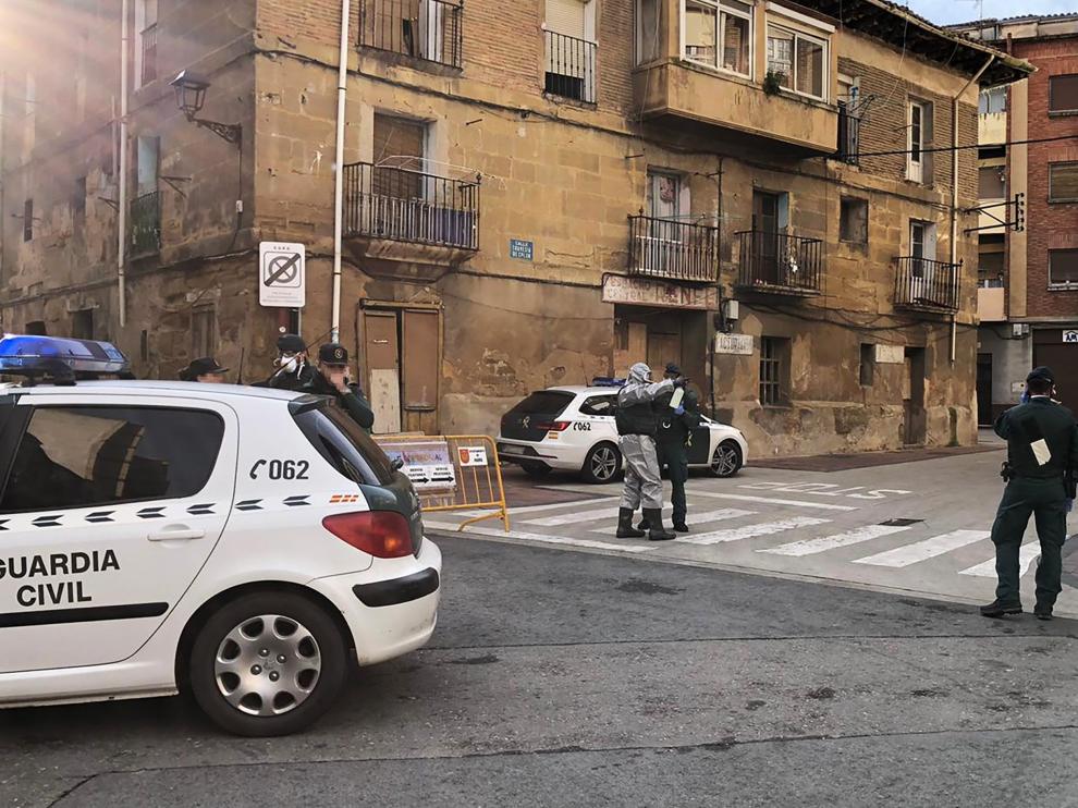Agentes de la Guardia Civil desplegados en la localidad de Haro.