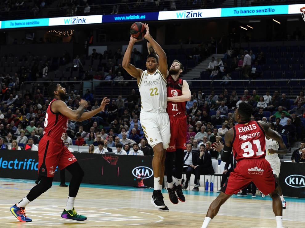 El pívot caboverdiano Walter Tavares (c1) del Real Madrid, disputa el balón con el ala pívot montenegrino Nemanja Radovic (c2) del Casademont Zaragoza,