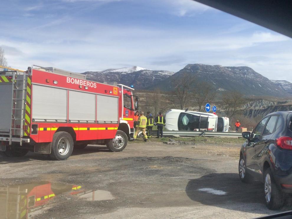 El vehículo accidentado en la rotonda de Aurín, en Sabiñánigo.