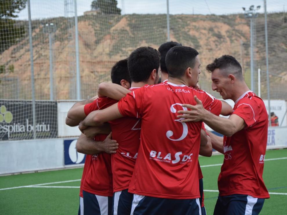 Los jugadores del Fraga celebran uno de los goles del día de ayer.