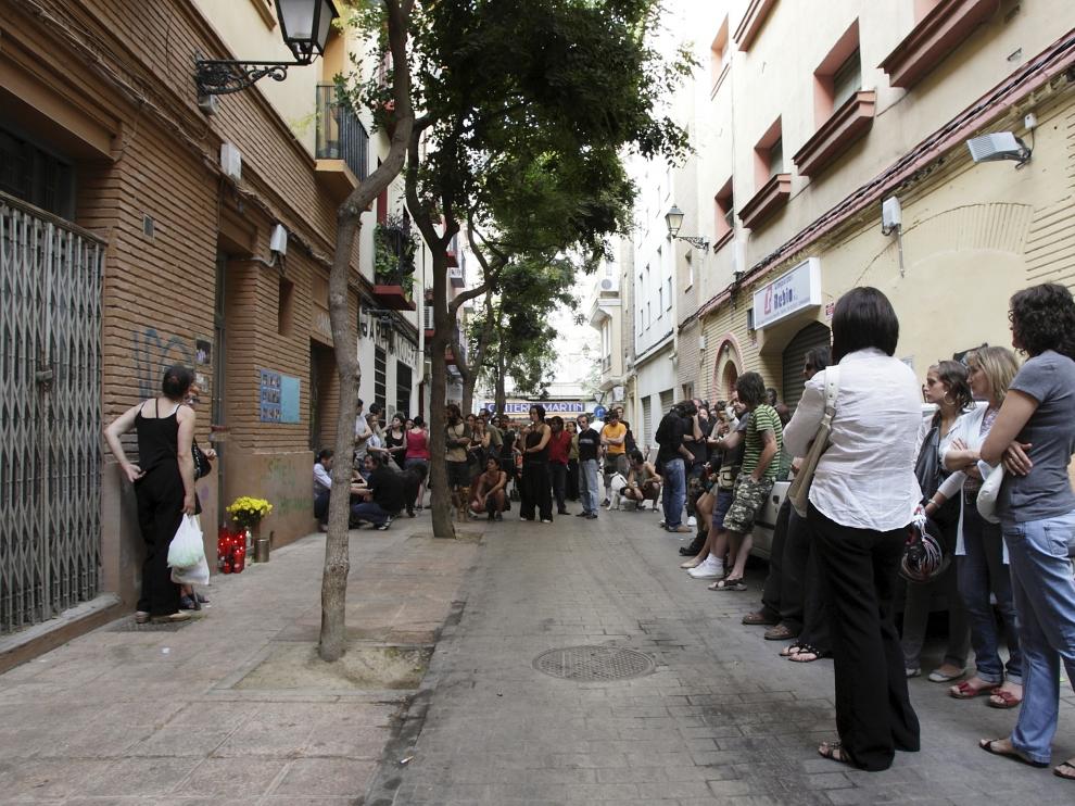 Los vecinos en 2009 de Luis Bernal le rindieron un sentido homenaje tras su asesinato.
