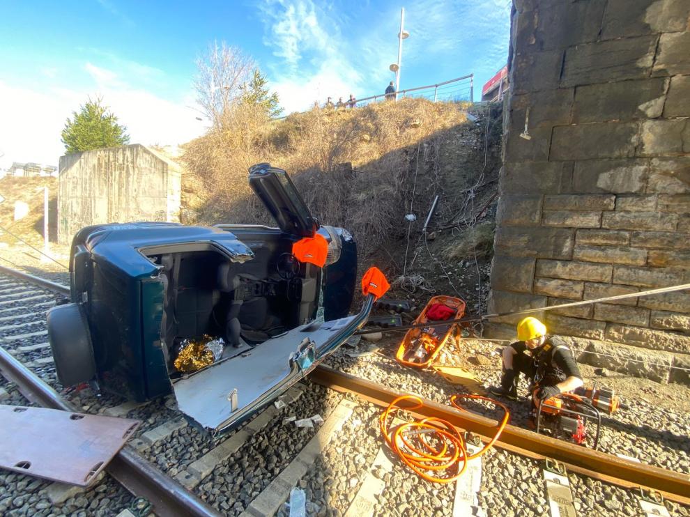 Los bomberos han auxiliado al conductor del vehículo.