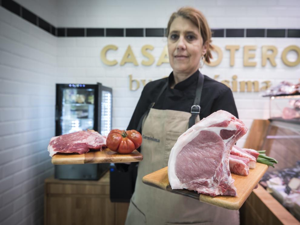 Isabel García, de la carnicería zaragozana Casa Sotero, con varios cortes obtenidos del latón de La Fueva.